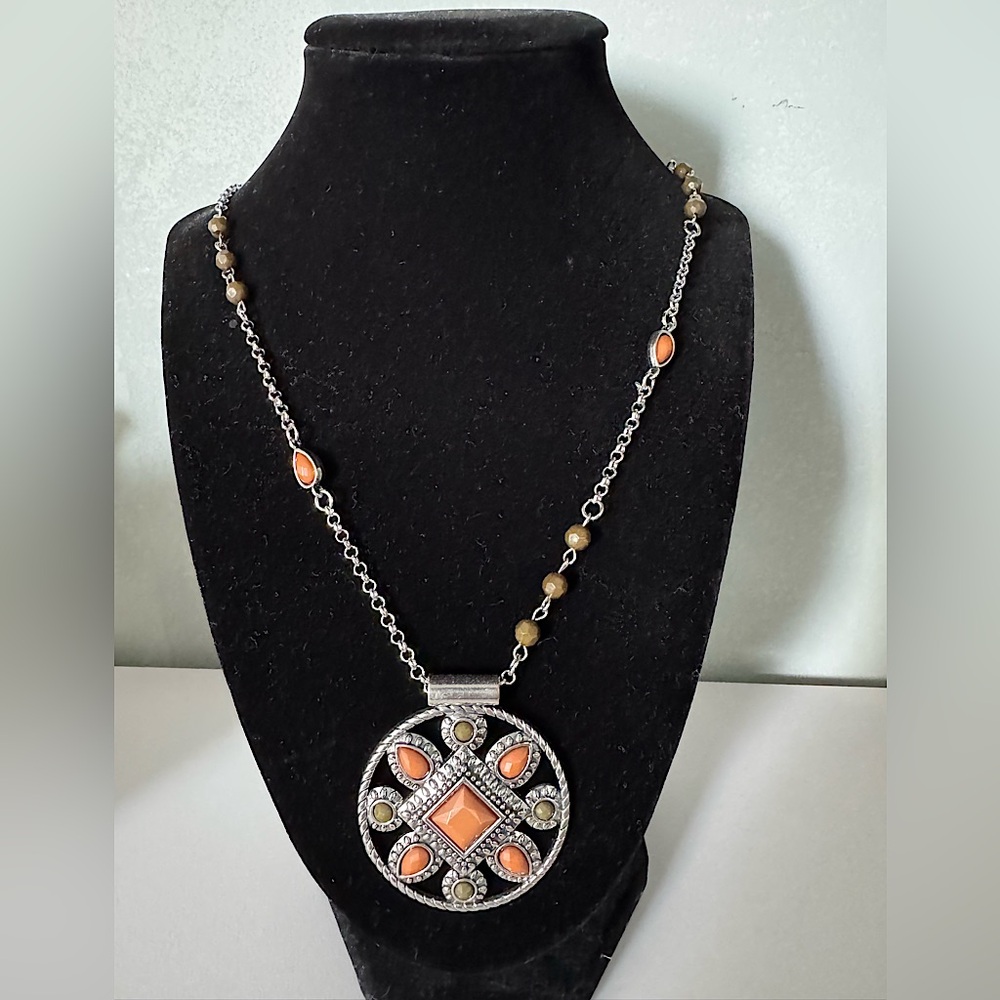 Vintage style Paparazzi Pendant Necklace.